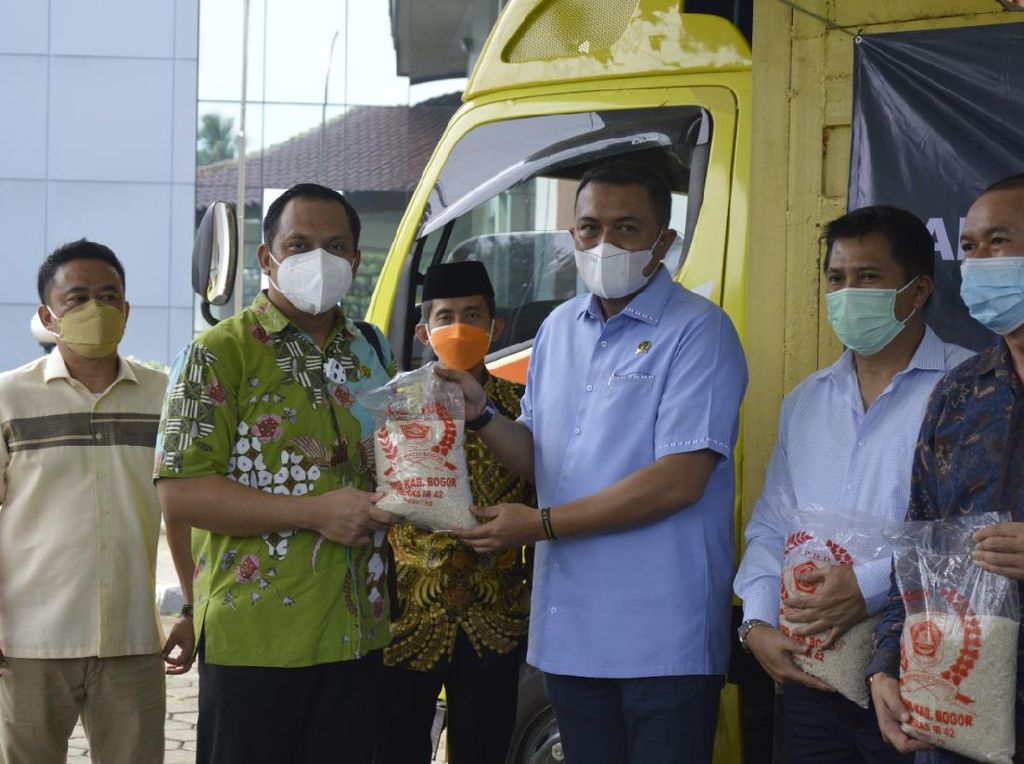 DPRD Kabupaten Bogor Sumbang 60 Ton Beras ke Warga Terdampak Pandemi