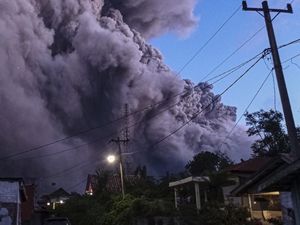 Potret Terkini Dahsyatnya Erupsi Gunung Sinabung Potret Terkini Dahsyatnya Erupsi Gunung Sinabung