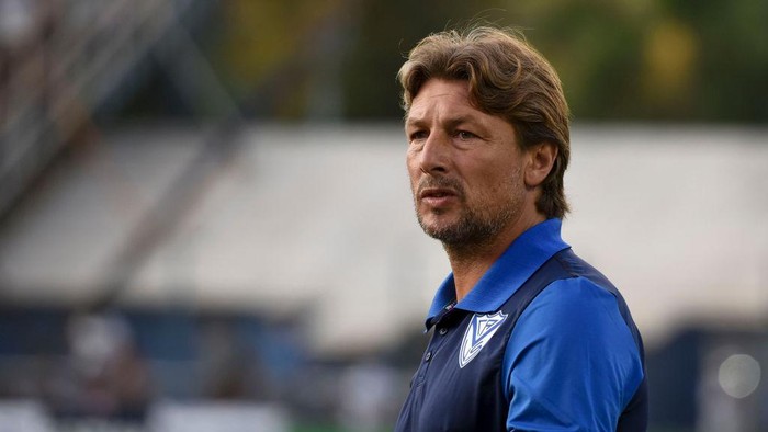 gabriel heinze LA PLATA, ARGENTINA - JANUARY 24: Gabriel Heinze coach of Velez Sarsfield looks on before a match between Gimnasia y Esgrima La Plata and Velez as part of Superliga 2019/20 at Juan Carmelo Zerillo Stadium on January 24, 2020 in La Plata, Argentina. (Photo by Marcelo Endelli/Getty Images)