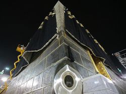 Jemaah Ingin Cium Hajar Aswad Saat Tawaf, Ini Imbauannya