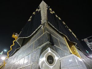 Terungkap Warna Asli Hajar Aswad Terungkap Warna Asli Hajar Aswad