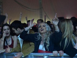 Pembatasan COVID-19 Dicabut, Warga Inggris Ramai-ramai Dugem Tanpa Masker