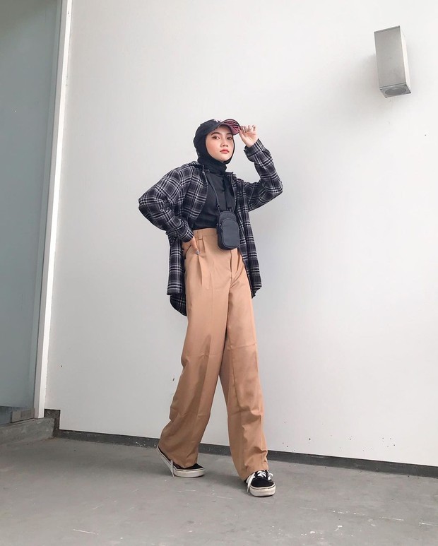 Inpirasi OOTD hijab atasan kotak-kotak/Foto: instagram/ Mix and match busana hijab pakai atasan kotak-kotak.