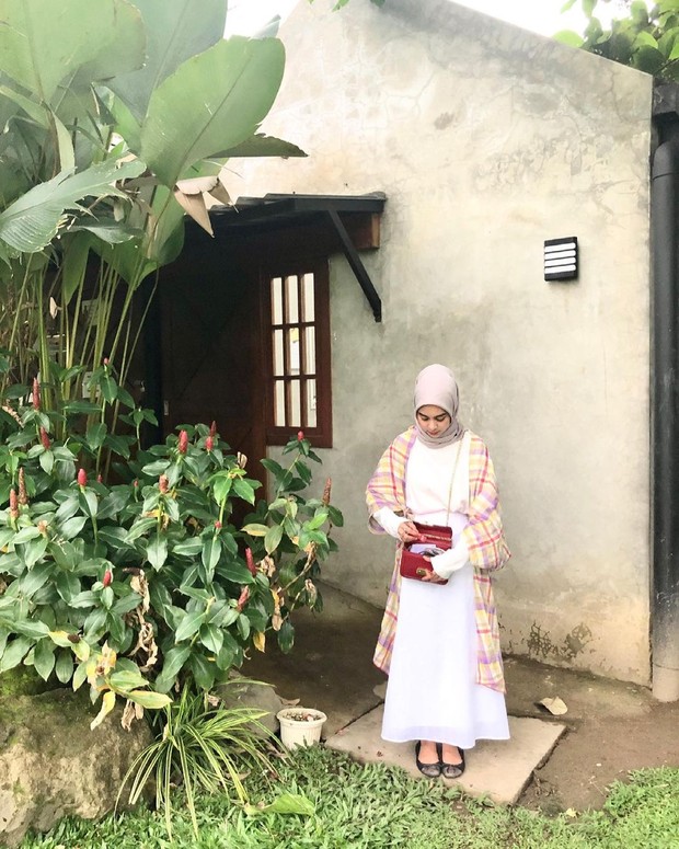 Inpirasi OOTD hijab atasan kotak-kotak/Foto: instagram/ Padu padan hijab dengan memakai atasan kotak-kotak dan rok.