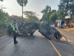 4 Orang Tewas dalam Tabrakan MPV dan Truk di Tuban