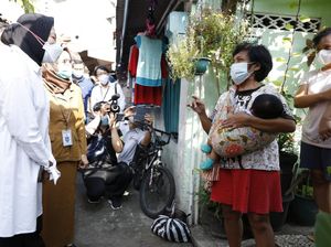 Cek Penyaluran Bansos, Risma Blusukan ke Rumah Penerima Manfaat