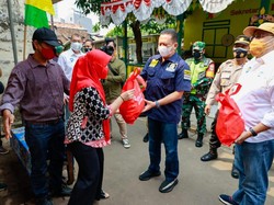 Bamsoet dan Gerak BS Berikan Paket Sembako ke 200 Keluarga di Jakarta