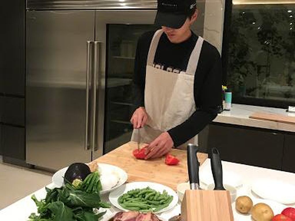 Intip Keseruan Kris Wu saat Makan Enak dan Masak di Dapur