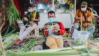 Berburu Kulit Ketupat Jelang Hari Raya