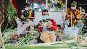 Berburu Kulit Ketupat Jelang Hari Raya