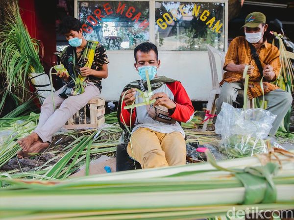 Berburu Kulit Ketupat Jelang Hari Raya