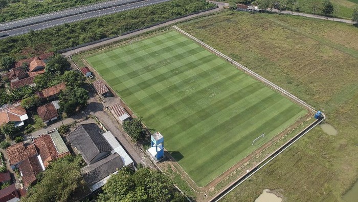 LAPANGAN SEPAK BOLA DESA BERSANDAR FIFA Pekerja memotong rumput lapangan sepak bola menggunakan mesin di Lapangan Desa Purwodadi, Sragi, Kabupaten Pekalongan, Jawa Tengah, Senin (19/7/2021). Pemerintah desa setempat bekerja sama dengan pihak swasta memanfaatkan tanah kas desa (TKD) di Lapangan Desa Purwodadi seluas tiga hektare menjadi lapangan sepak bola berstandar FIFA dengan sistem kerja sama Bangun Guna Serah sebesar Rp5,5 miliar. ANTARA FOTO/Harviyan Perdana Putra/aww.