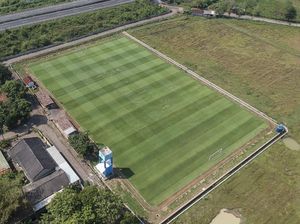 Desa Ini Punya Lapangan Sepakbola yang... Wow!