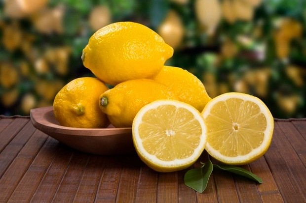 Lemon membantu menyerap minyak berlebih sehingga baik untuk kulit berminyak/ Foto: Freepik.com