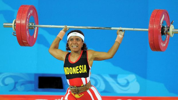 Raema Lisa Rumbewas of Indonesia fails a lift in the women's 53 kg group A weightlifting event during the 2008 Beijing Olympic Games at the Beijing University of Aeronautics and Astronautics Gymnasium on August 10, 2008. AFP PHOTO/JUNG YEON-JE (Photo by JUNG YEON-JE / AFP)