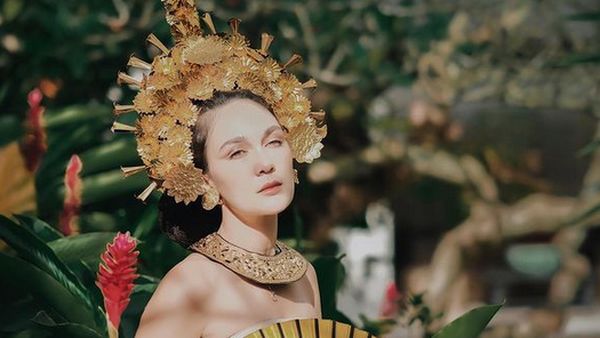 Foto: 7 Pesona Cantik Luna Maya Pakai Baju Adat Bali, Banjir Pujian