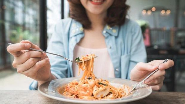 Makan terlalu cepat membuat lemak menimbun lebih banyak/ Foto: Freepik.com