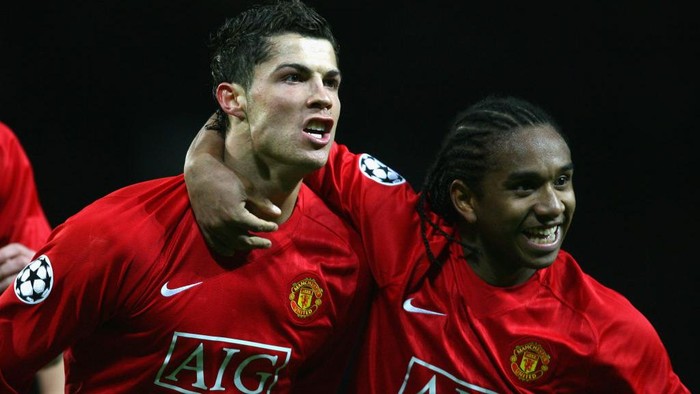 MANCHESTER, UNITED KINGDOM - MARCH 04:  Cristiano Ronaldo of Manchester United celebrates scoring the opening goal with team mate Anderson (R) during the UEFA Champions League first knockout round second leg match between Manchester United and Lyon at Old Trafford on March 4, 2008 in Manchester, England.  (Photo by Alex Livesey/Getty Images)