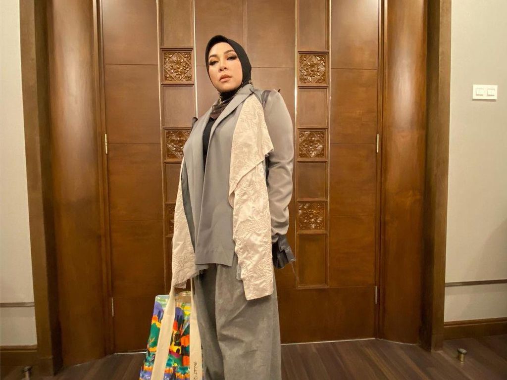 10 Potret Melly Goeslaw yang Kini Lebih Langsing, Sukses Turun 30 Kg 10 Potret Melly Goeslaw yang Kini Lebih Langsing, Sukses Turun 30 Kg