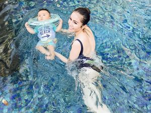 Momo Eks Geisha Berenang di Bali, Airnya Disebut Kalah Bening Momo Eks Geisha Berenang di Bali, Airnya Disebut Kalah Bening