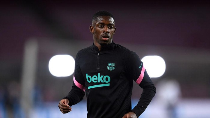 BARCELONA, SPAIN - FEBRUARY 16: Ousmane Dembele of FC Barcelona looks on during the warm up prior to the UEFA Champions League Round of 16 match between FC Barcelona and Paris Saint-Germain at Camp Nou on February 16, 2021 in Barcelona, Spain. Sporting stadiums around Spain remain under strict restrictions due to the Coronavirus Pandemic as Government social distancing laws prohibit fans inside venues resulting in games being played behind closed doors. (Photo by David Ramos/Getty Images)