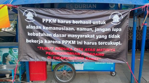 pemandangan yang tak biasa di kawasan Cikapundung, Kota Bandung, Jawa Barat, pada Senin (19/7). Sejumlah bendera putih dipasang di depan gerobak pedagang kaki lima (PKL) yang kondisinya sudah tutup. CNNIndonesia/Huyogo Simbolon