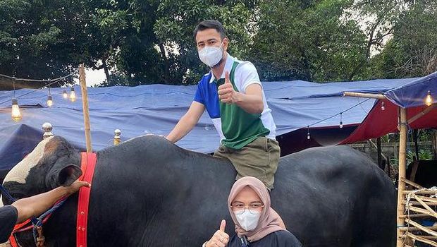 Raffi Ahmad merayakan Idul Adha dengan menyiapkan 10 ekor sapi. Yuk kita intip penampakan sapi kurban milik Raffi!