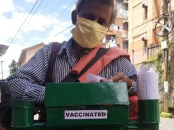 Penjual Makanan Ini Bangga dan Pajang Tulisan Sudah Divaksin Covid-19