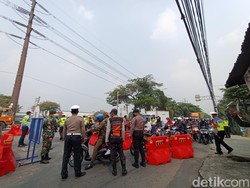 Penyekatan di Jakbar: Antrean Mengular-Sejumlah Pengendara Diputar Balik