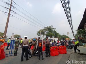 Penyekatan di Jakbar: Antrean Mengular-Sejumlah Pengendara Diputar Balik Penyekatan di Jakbar: Antrean Mengular-Sejumlah Pengendara Diputar Balik