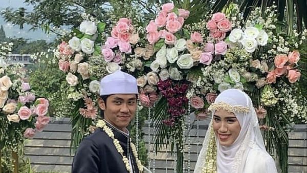 8 Foto Pernikahan Ustaz Youtuber, Viral Disuruh Salaman Malah Tak Bersentuhan