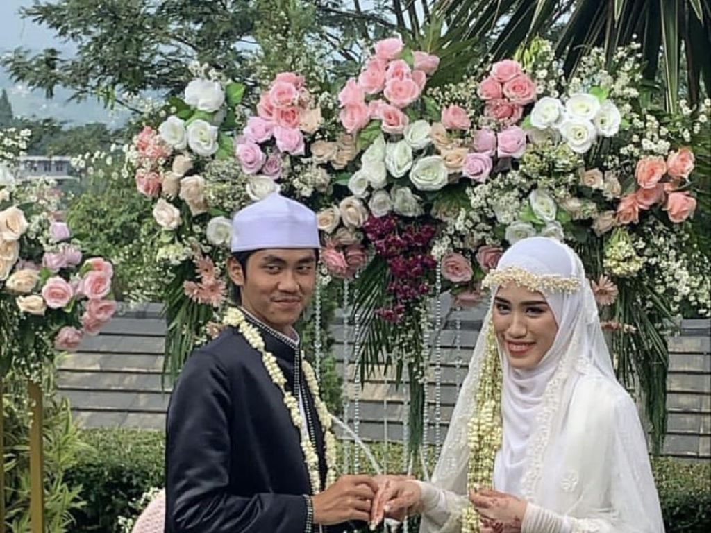 8 Foto Pernikahan Ustaz Youtuber, Viral Disuruh Salaman Malah Tak Bersentuhan