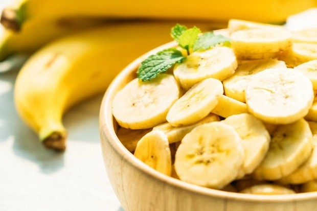 Pisang baik dikonsumsi pemilik kulit berminyak karena kandungan yang baik untuk kulit ada di dalamnya/ Foto: Freepik.com
