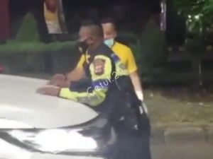 Pria Terobos Jalan dan Usir Polisi di Karawang Minta Maaf Pria Terobos Jalan dan Usir Polisi di Karawang Minta Maaf
