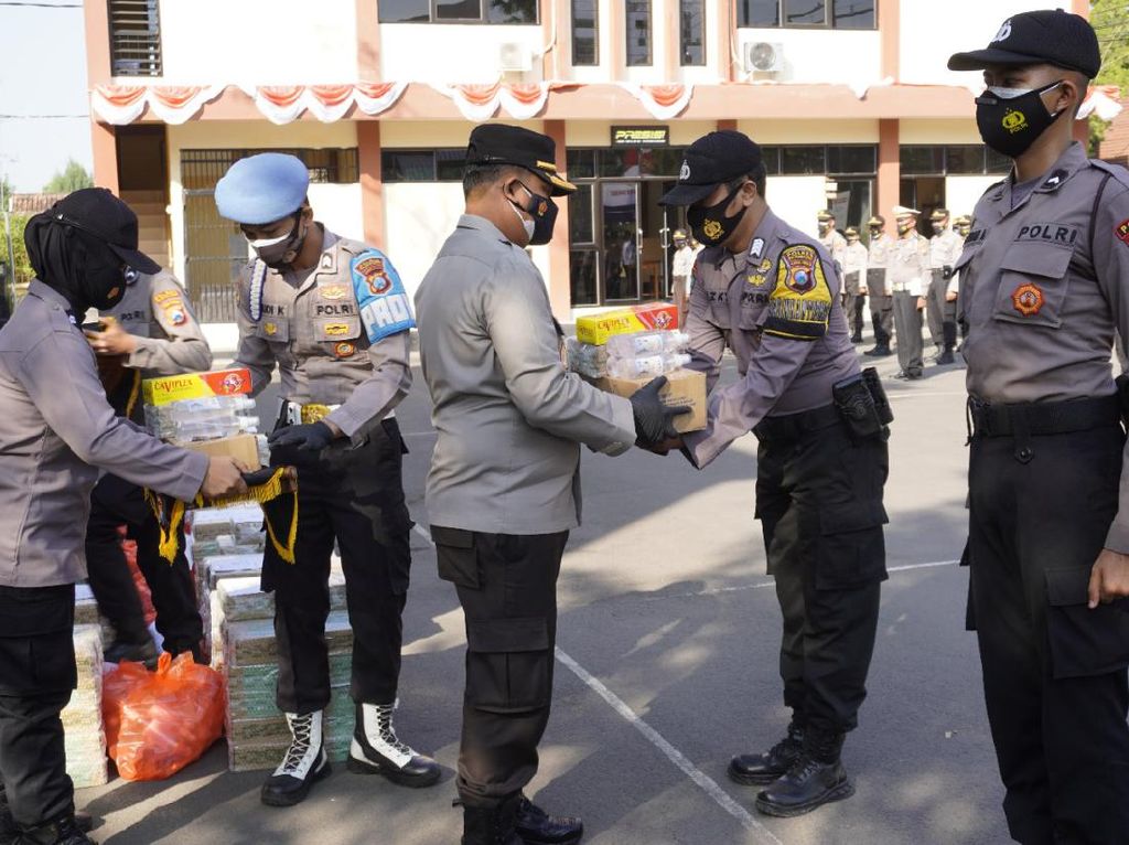Polisi di Bojonegoro Dapat Paket Vitamin dan Suplemen untuk Jaga Imun