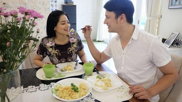 Romantisnya Christian Sugiono Saat Makan Malam Bersama Titi Kamal