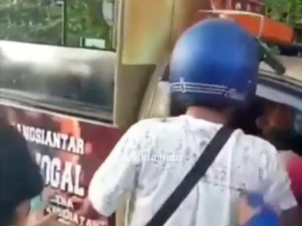 Alasan Pria Berhelm Serang Satpol PP Saat Razia PKL di Siantar Sumut Alasan Pria Berhelm Serang Satpol PP Saat Razia PKL di Siantar Sumut