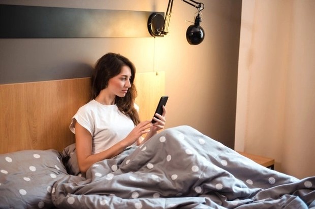 Scroll sosial media di tempat tidur/ Foto: Freepik.com Scroll sosial media di tempat tidur bisa membuat gangguan tidur dan kenaikan berat badan/ Foto: Freepik.com