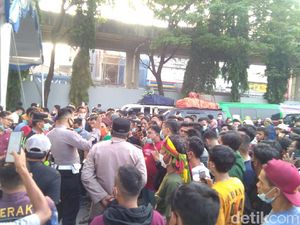 Penumpang Protes Tak Boleh Nyeberang, Akses Arah Pelabuhan Merak Macet