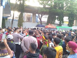 Penumpang Protes Tak Boleh Nyeberang, Akses Arah Pelabuhan Merak Macet