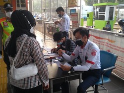 Penumpang KRL Wajib Bawa STRP, Begini Suasana Stasiun Sudimara Pagi Ini