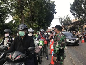 Penyekatan di Lenteng Agung, Pengendara Tak Diperiksa STRP Penyekatan di Lenteng Agung, Pengendara Tak Diperiksa STRP