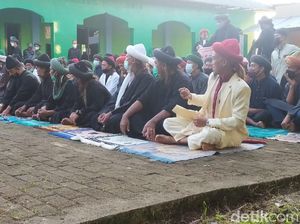 Potret Salat Idul Adha Jemaah An-Nadzir Gowa, Bermasker Tapi Tak Berjarak Potret Salat Idul Adha Jemaah An-Nadzir Gowa, Bermasker Tapi Tak Berjarak