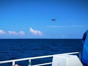 2 KRI-2 Pesawat TNI AL Cari ABK 18 Kapal yang Hilang di Laut Kalbar