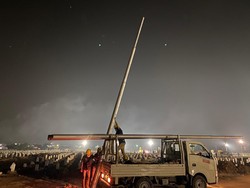 Bantu Penerangan, PLN Tambah 5 Tiang Listrik di TPU Rorotan