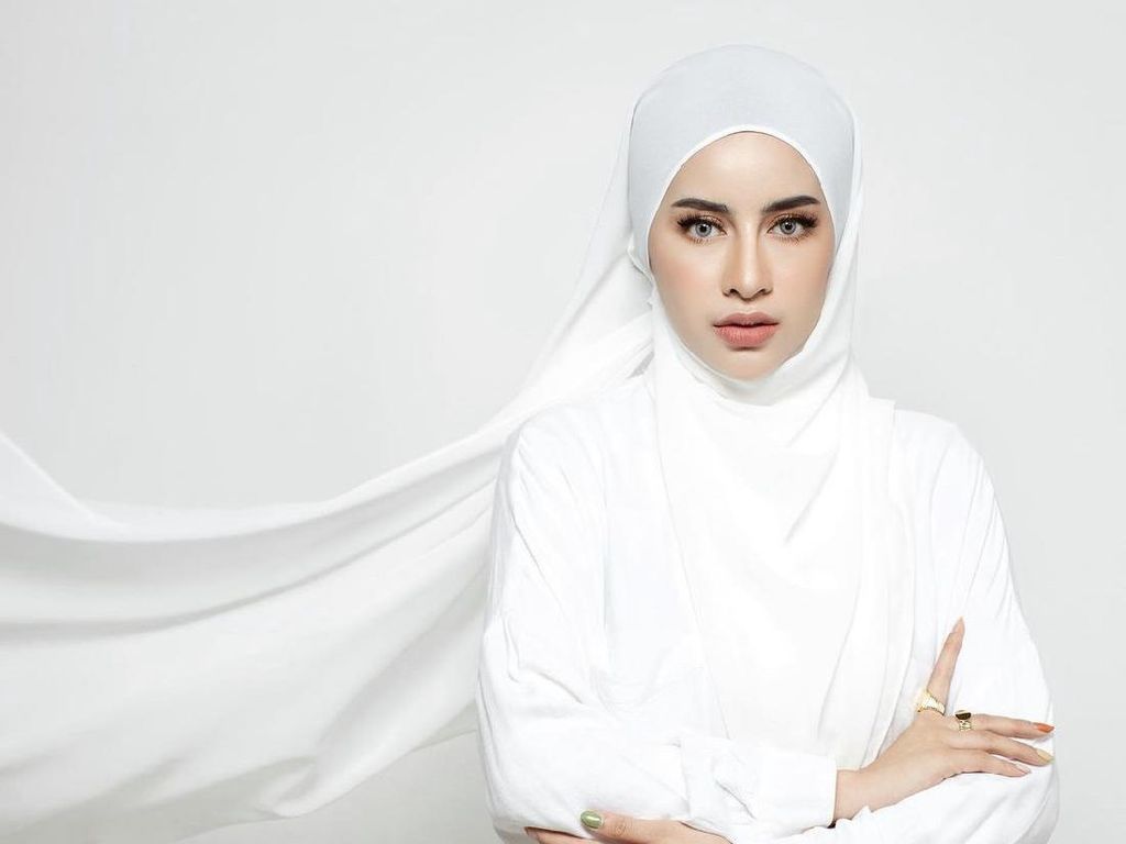 5 Tutorial Hijab Simpel untuk Tampil Beda di Hari Raya Idul Adha 2021 5 Tutorial Hijab Simpel untuk Tampil Beda di Hari Raya Idul Adha 2021