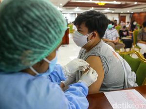 Ahli Sebut Vaksinasi COVID-19 Kurangi Risiko Berat hingga Kematian