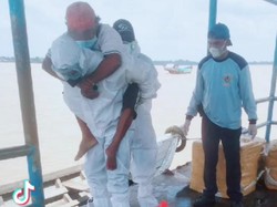 Salut! Polisi di Riau Nyeberang Sungai-Gendong Suspek COVID Sesak ke RS