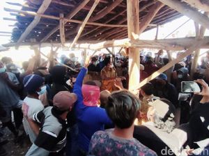 Ratusan Warga di Jember Geruduk Tambak Udang Protes Penutupan Akses Jalan