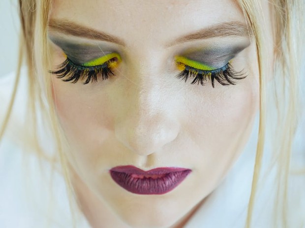 Warna Lipstik Ungu Tua/Pexels/Kindel Media Lipstik Ungu Tua